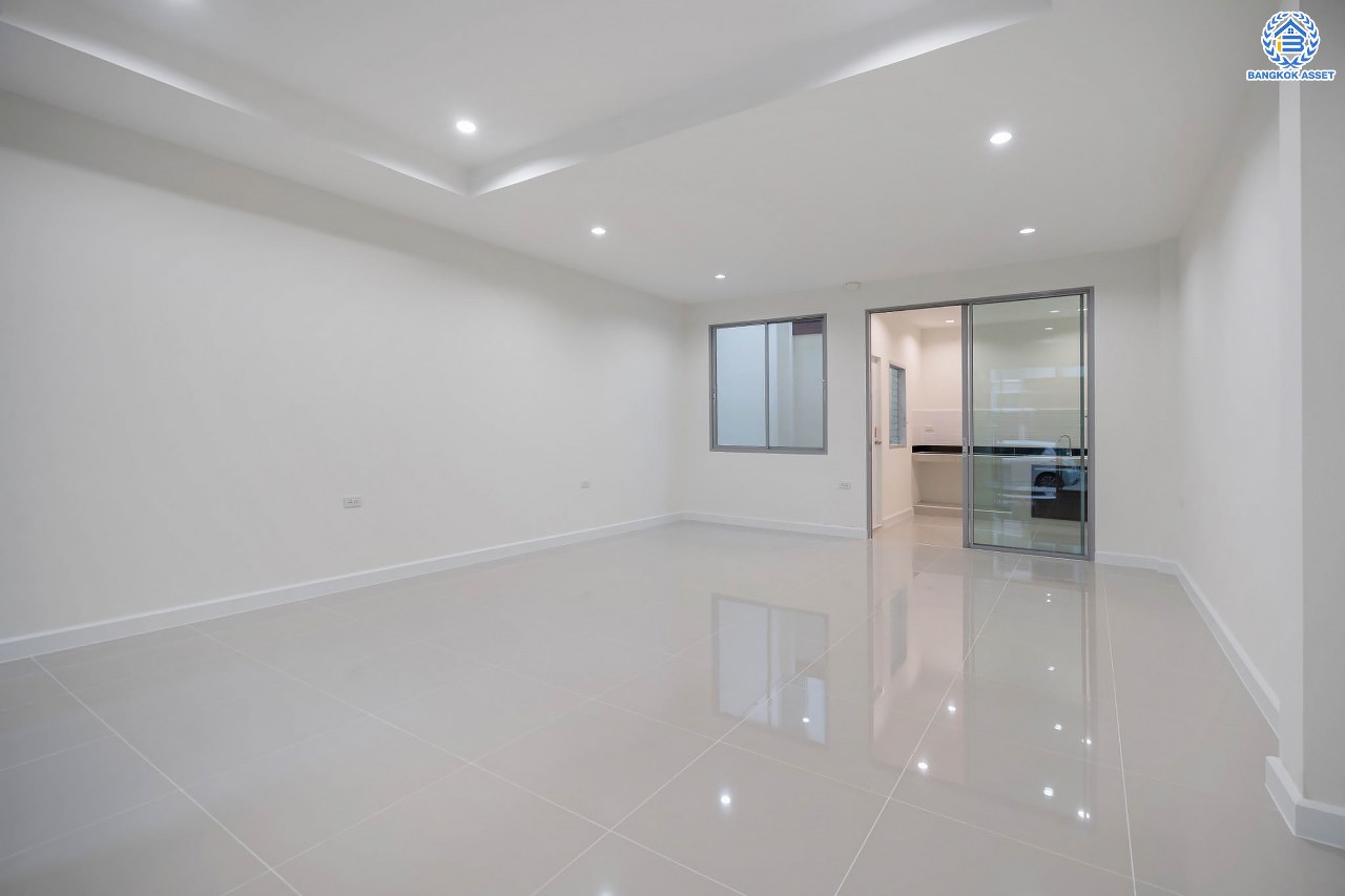 บ้านมือสองตกแต่งใหม่ ดีไซน์สวย โครงการ นนทรีพลัส บางกรวย เนื้อที่ 20 ตร.ว. ฟังก์ชัน 4 ห้องนอน 3 ห้องน้ำ จอดรถได้ 1 คัน รองรับทุกกิจกรรม บนทำเลเชื่อมต่อหลายเส้นทาง ใกล้จุดขึ้นทางด่วน "ประจิมรัถยา" และรถไฟฟ้าสายสีแดง "สถานีบางบำหรุ"